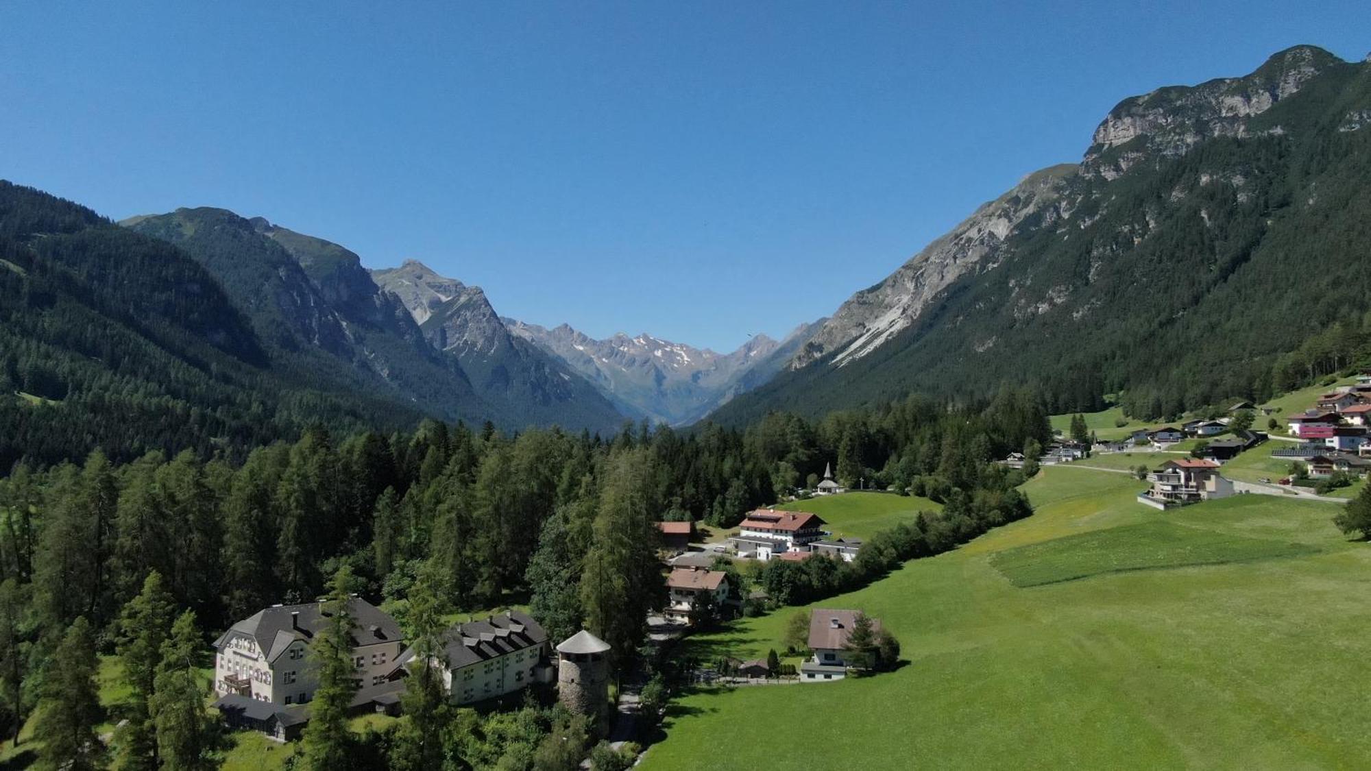 Alpen Gasthof Apartments Hohe Burg Trins Bagian luar foto