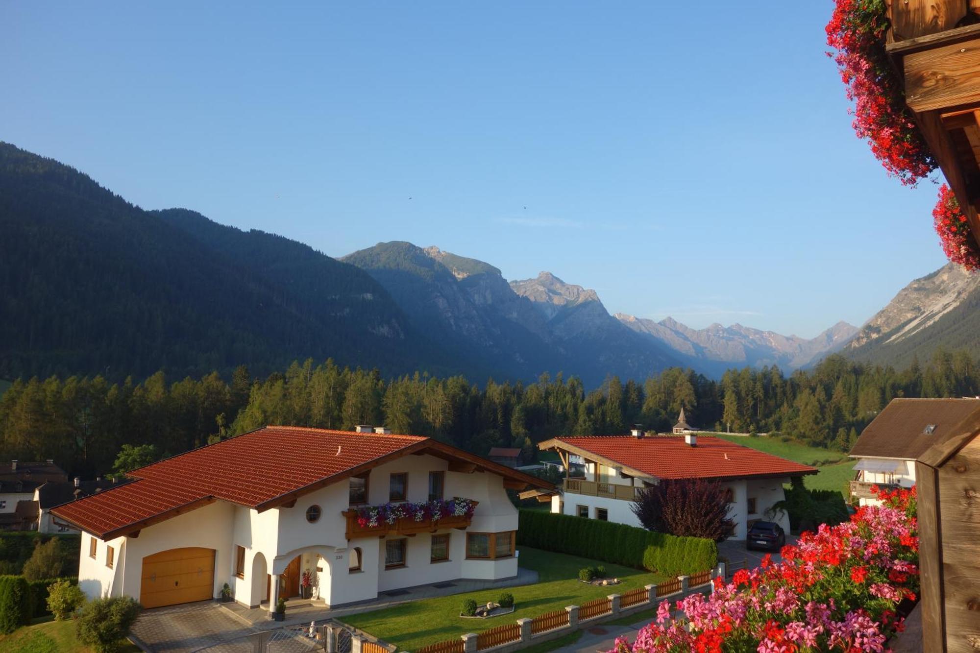 Alpen Gasthof Apartments Hohe Burg Trins Bagian luar foto