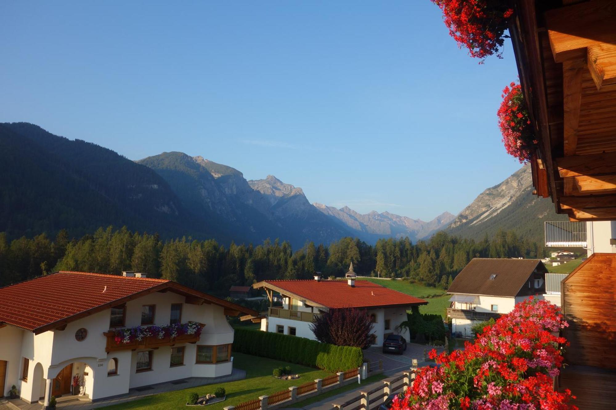 Alpen Gasthof Apartments Hohe Burg Trins Bagian luar foto