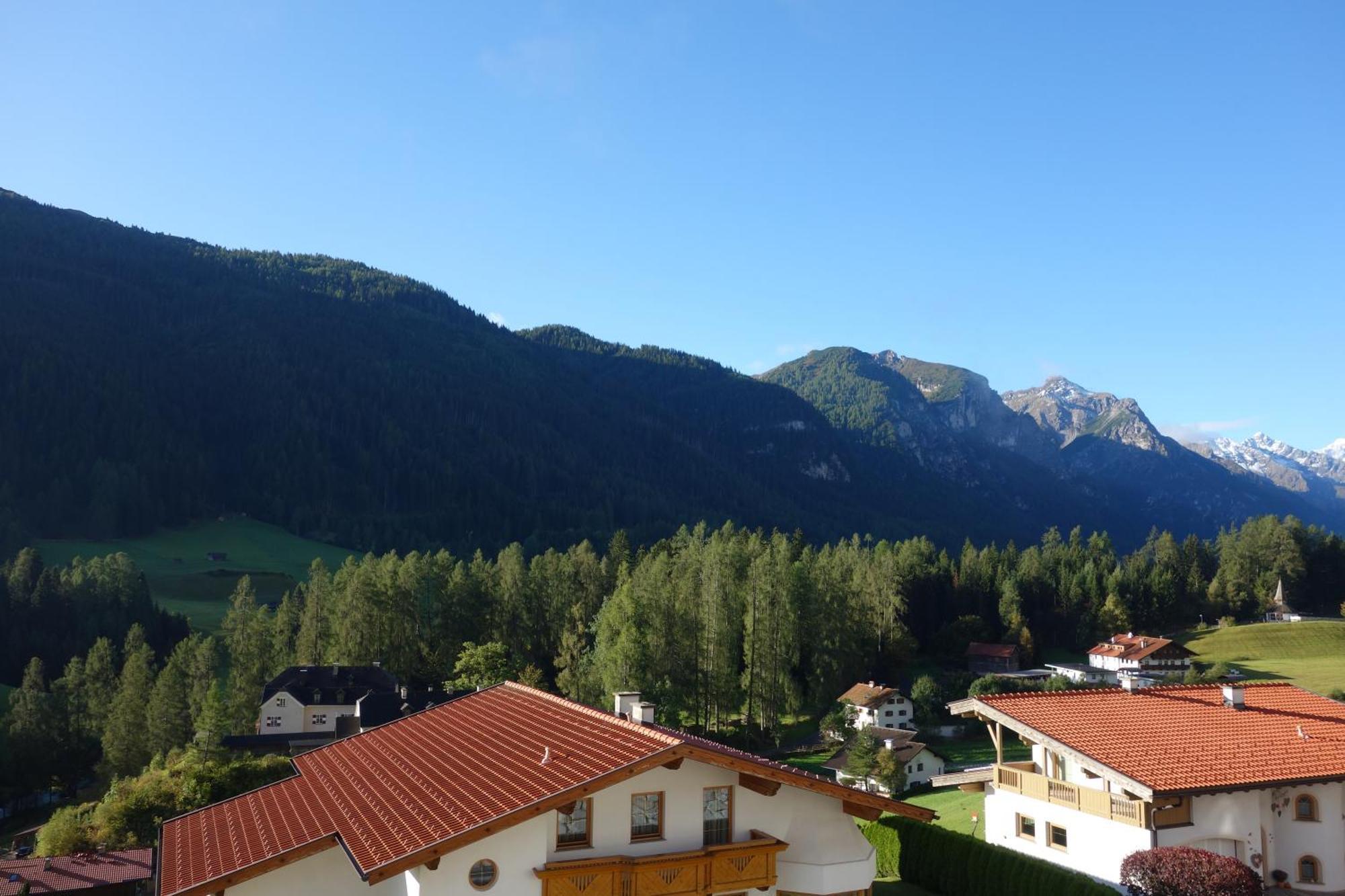 Alpen Gasthof Apartments Hohe Burg Trins Bagian luar foto