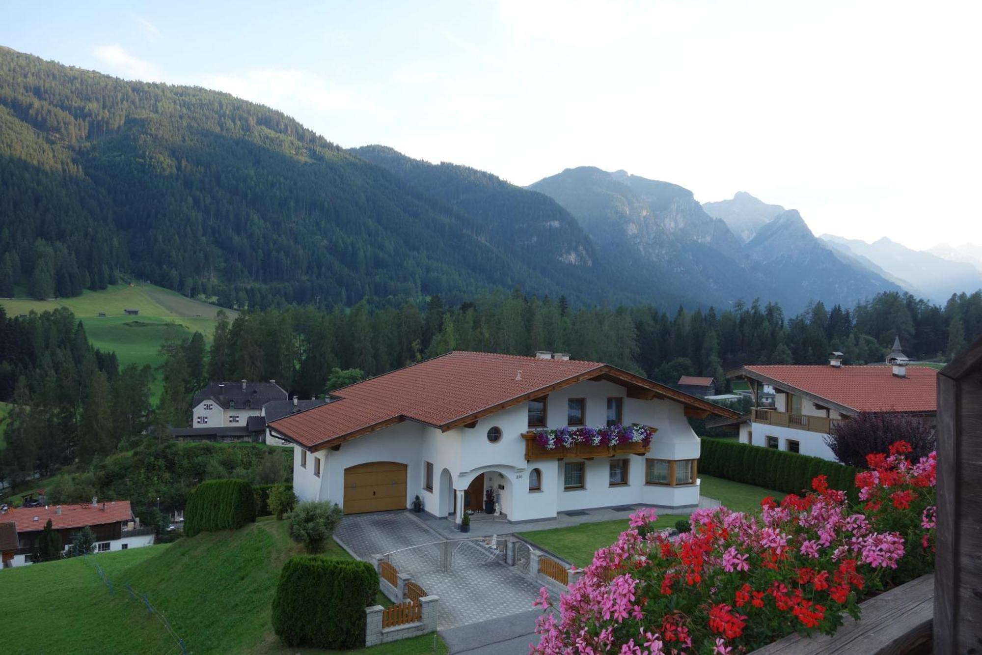 Alpen Gasthof Apartments Hohe Burg Trins Bagian luar foto